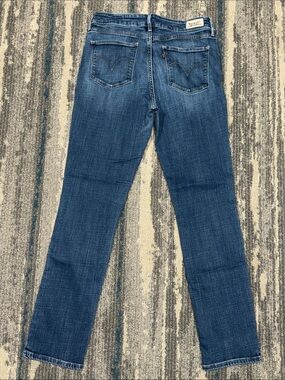 Size 12 31X32 Levi's Mid Rise Skinny Blue Jeans. Stretchy and comfy